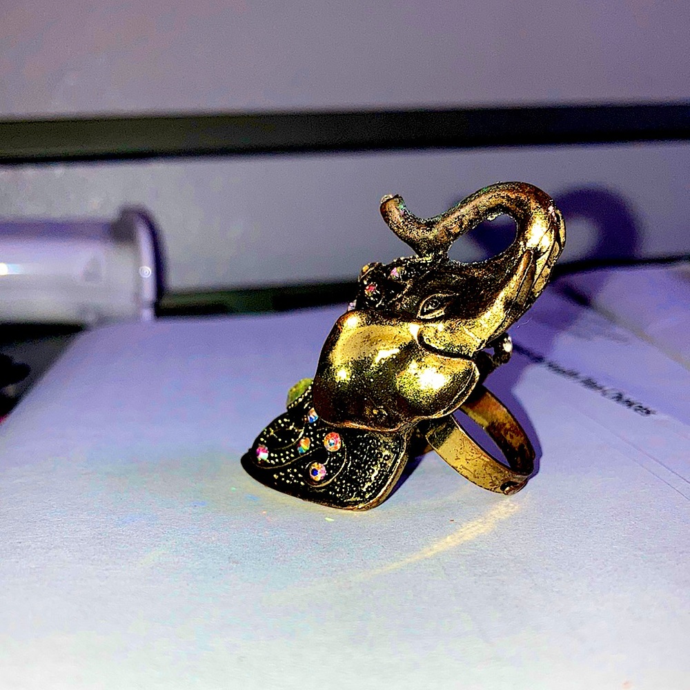 Show elephant sparkly expandable ring unisex